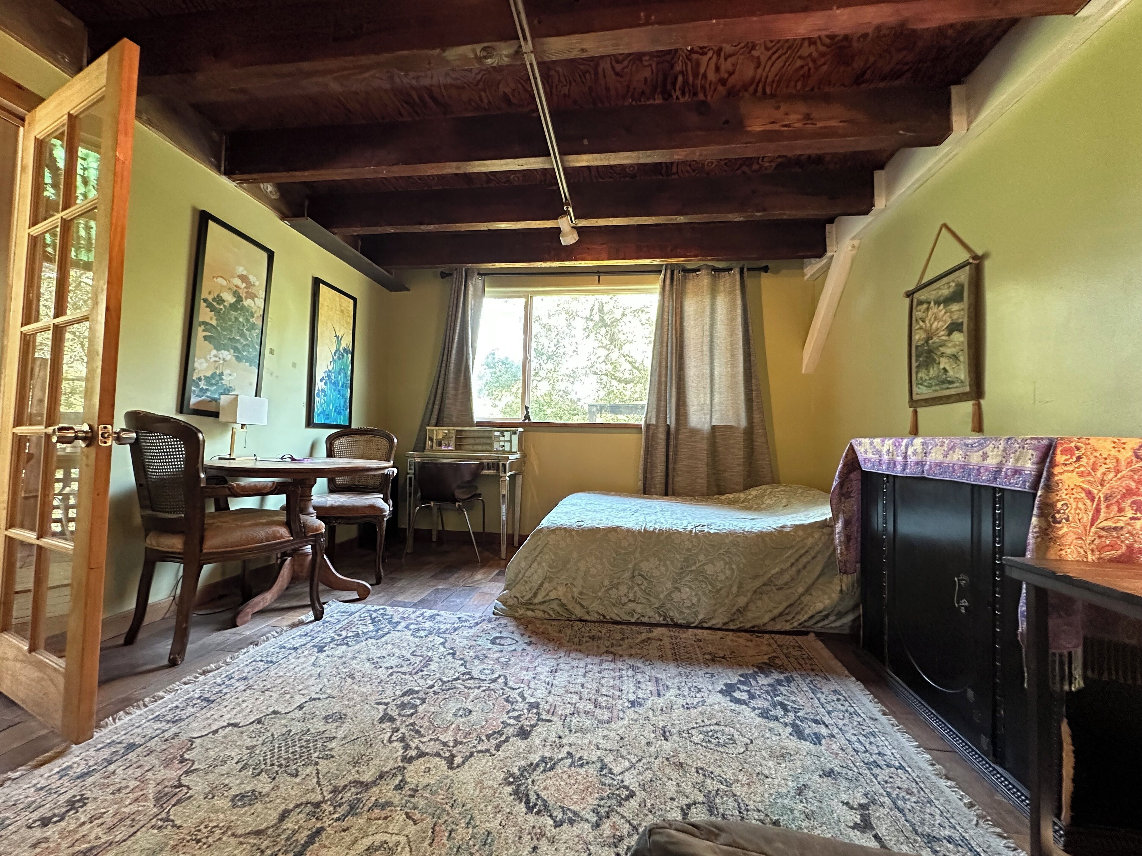 2 bedrooms, desk, WiFi, bed sheets