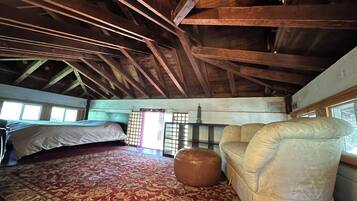 2 bedrooms, desk, WiFi, bed sheets