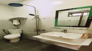 A bathroom with a toilet, a sink, and a shower. - Ngoc Tran Hostel (Cam Ly - Da Lat)