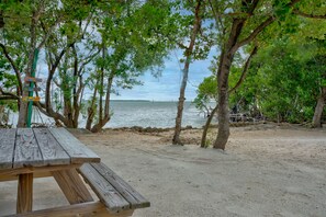 Plage, chaises longues, serviettes de plage