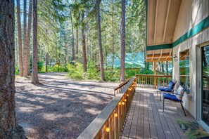 Terrace/patio - Peaceful Leavenworth Cabin with Deck & Fire Pit! (Leavenworth)
