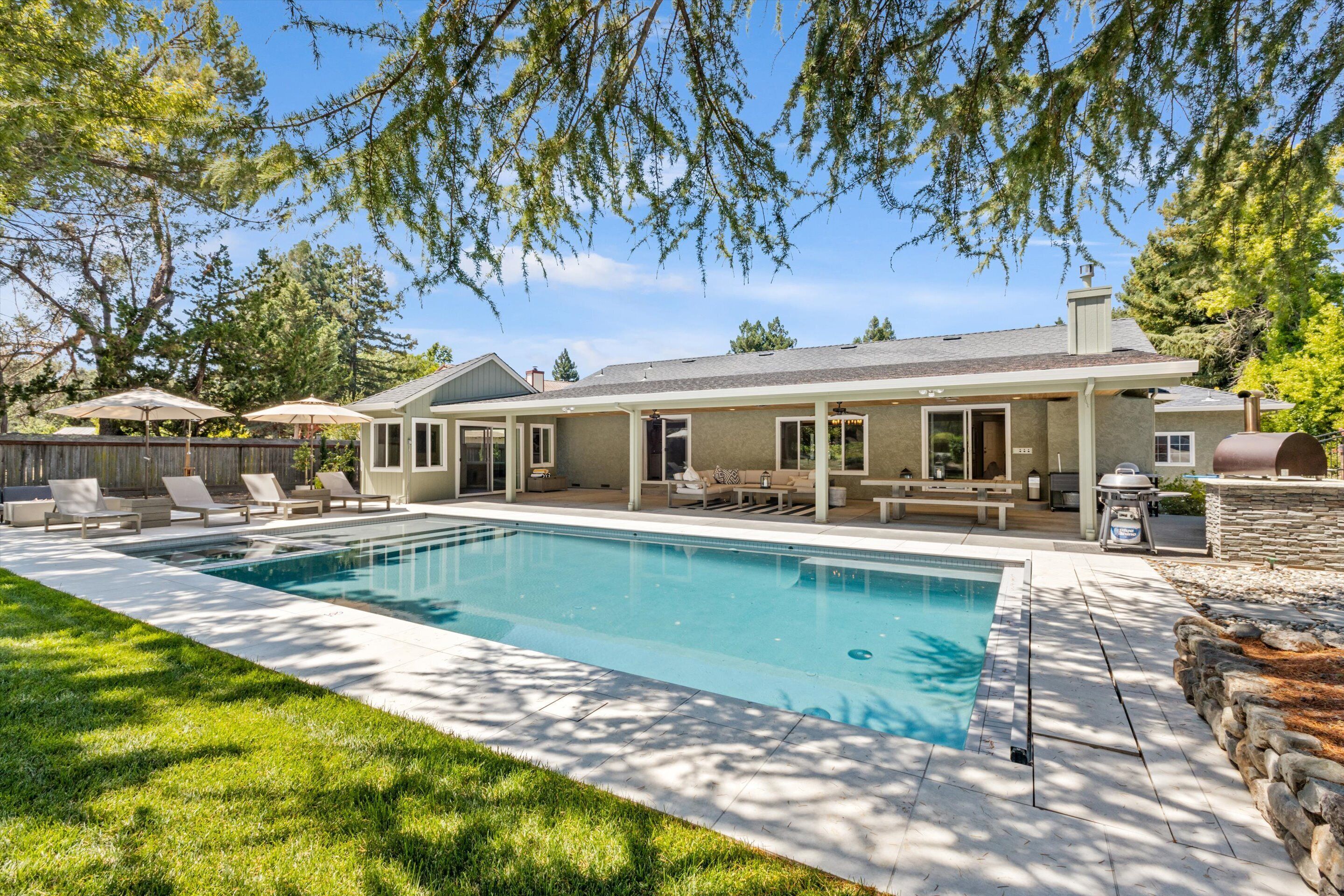 Luxury Home with Pool/Jacuzzi and vineyard views close to Healdsburg Plaza