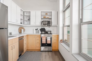 Geladeira, micro-ondas, fogão, cooktop