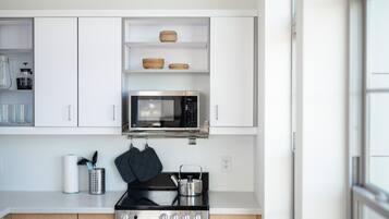 Køleskab, mikrobølgeovn, ovn, kogeplade