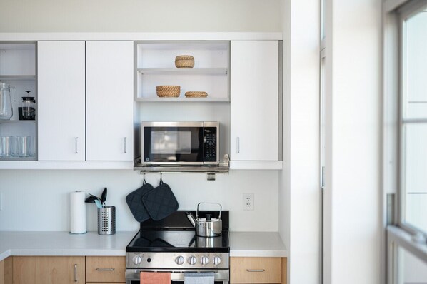 Køleskab, mikrobølgeovn, ovn, kogeplade