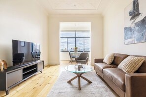 TV - Charming Blend 2BR with Parking! (St Kilda)
