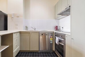 Réfrigérateur, four à micro-ondes, un four, surface de cuisson