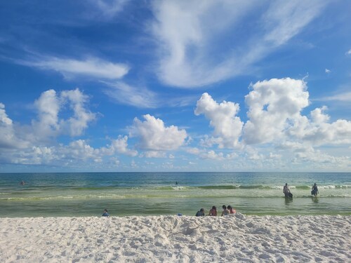 New modern home, 3 minute walk to the beach, on bike trail, full RV hookup