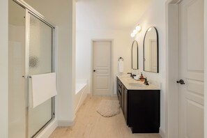Artículos de higiene personal ecológicos, secador de pelo y toallas