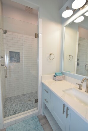 Douche, sèche-cheveux, bidet, serviettes fournies