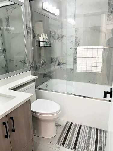 New & Modern 1 bedroom suite near beaches & border