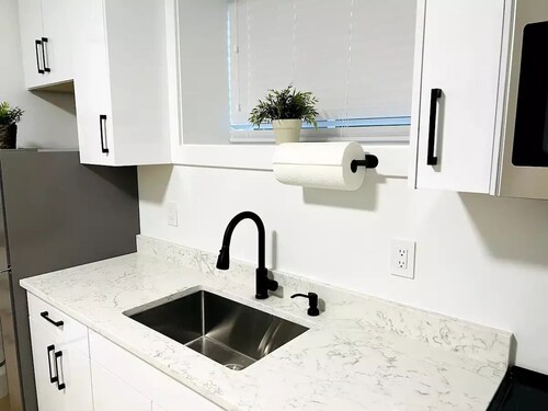 New & Modern 1 bedroom suite near beaches & border