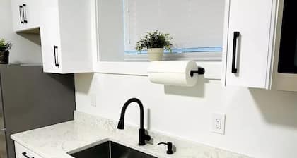New & Modern 1 bedroom suite near beaches & border