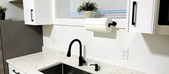 New & Modern 1 bedroom suite near beaches & border