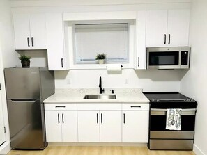 冷蔵庫、電子レンジ、オーブン、コンロ