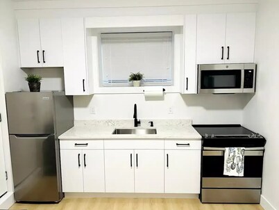 New & Modern 1 bedroom suite near beaches & border