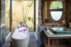 Combined shower/bathtub, rainfall showerhead, free toiletries - Tam Coc Retreat Ninh Bình (Hoa Lu)