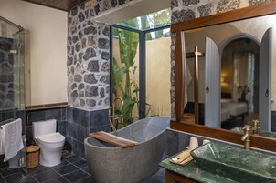 Luxury-Bungalow | Badezimmer | Duschwanne, Regendusche, kostenlose Toilettenartikel, Haartrockner