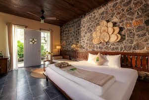 Ropa de cama de alta calidad y minibar con artículos gratuitos 