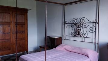 4 bedrooms, iron/ironing board, bed sheets