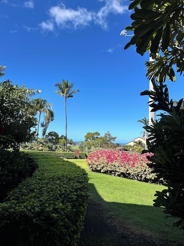 Beautiful condo in quiet area close to restaurants, shopping and golfing.