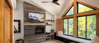 TRAILSIDE LUXURY & LOCATION, Designer Home, Private Spa, Steps to Town