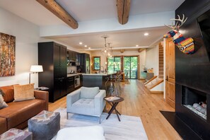 スマートテレビ、暖炉、書庫、ミュージックライブラリ