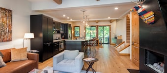 LUXURY & LOCATION Closet VRBO to Lifts, Designer Home, Private Spa, Walk to Town