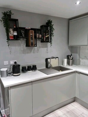 Kühlschrank, Mikrowelle, Ofen, Herdplatte