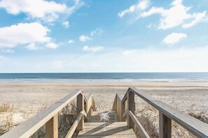 Nära stranden, solstolar och strandhanddukar