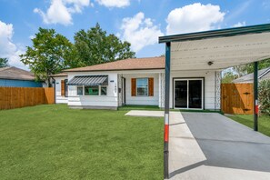 A single-story house with a covered patio, a fenced backyard, and a garage. - Estrella Tejana House close to Downtown (Pasadena)