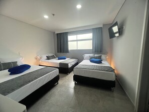 Standard Triple Room | Iron/ironing board - El Oscar Hotel (Medellín)