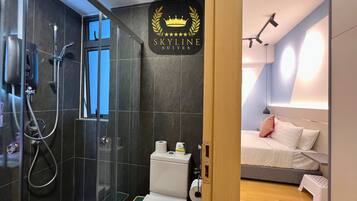 City-Studio | Badezimmer | Kostenlose Toilettenartikel, Haartrockner, Hausschuhe, Handtücher