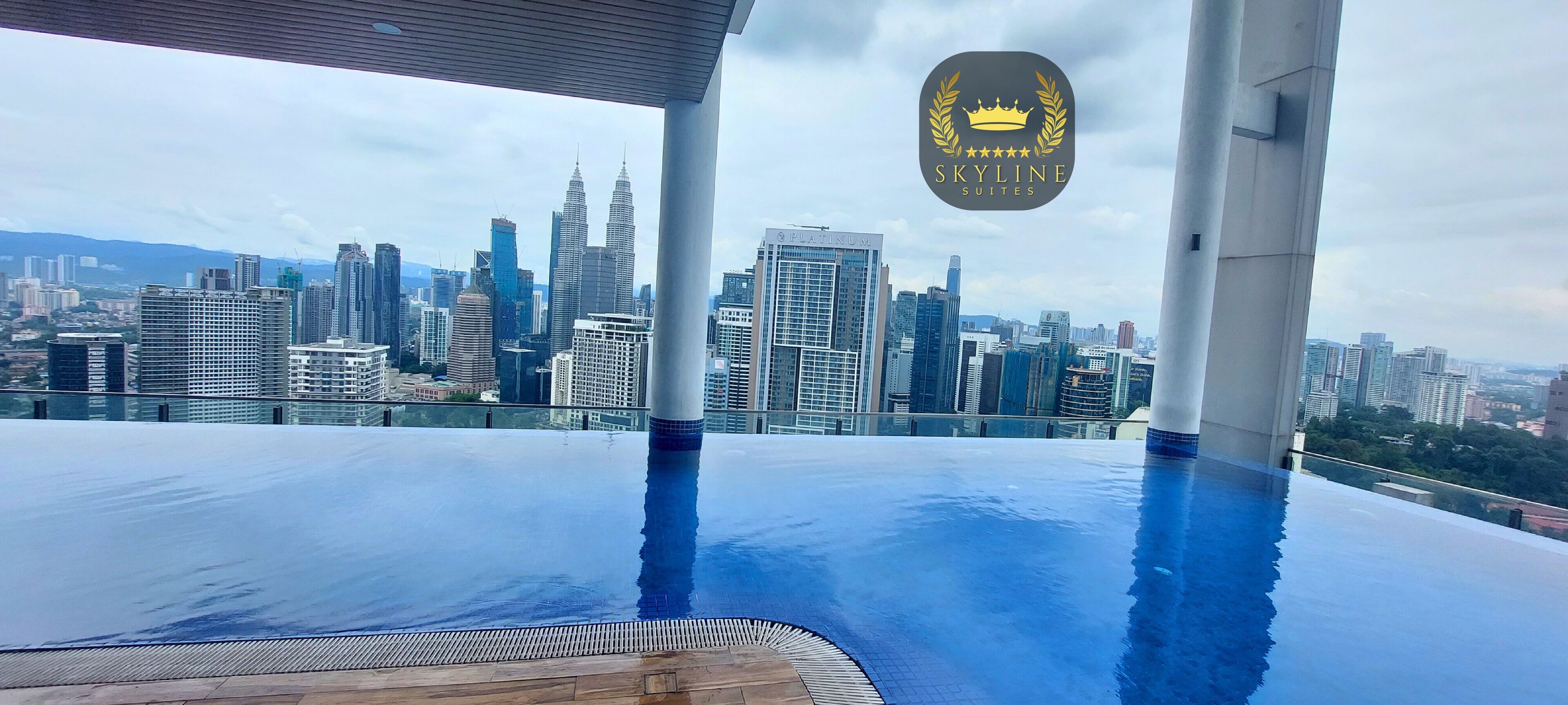 Una piscina infinita en la azotea con vistas al horizonte de la ciudad, incluyendo las Torres Petronas.