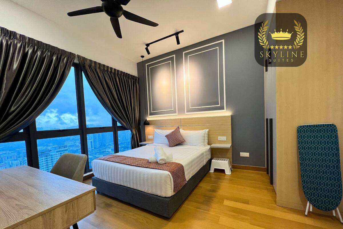 Une chambre d’hôtel moderne avec un grand lit, un bureau et une vue sur la ville.