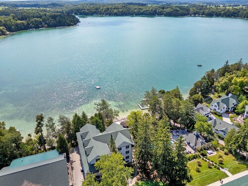 Waterfront Condo, Private Beach, Outdoor/Indoor Pools, & Walkable to Downtown