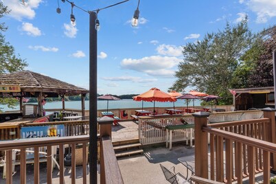 Waterfront Condo, Private Beach, Outdoor/Indoor Pools, & Walkable to Downtown