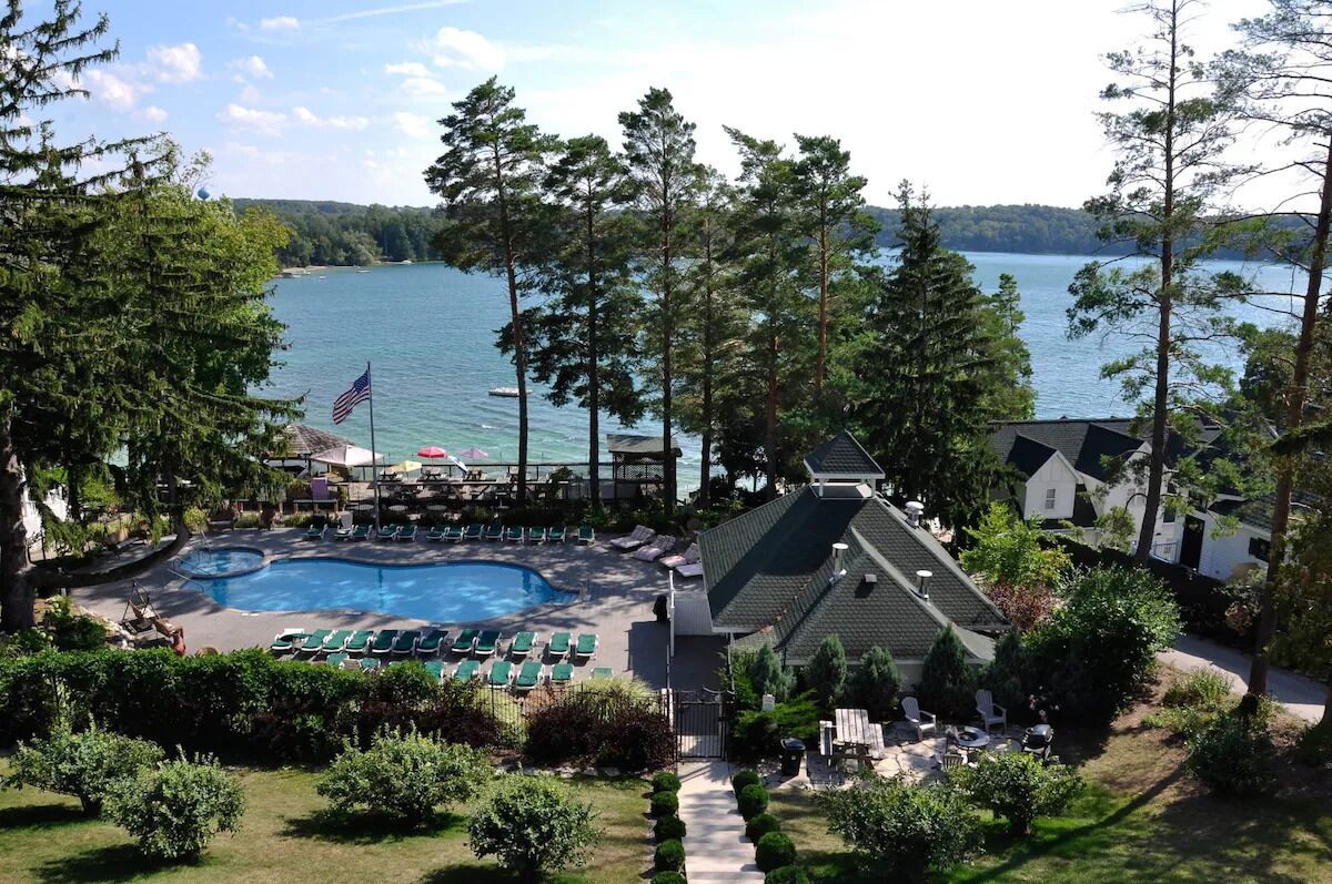 Waterfront Condo, Private Beach, Outdoor/Indoor Pools, & Walkable to Downtown