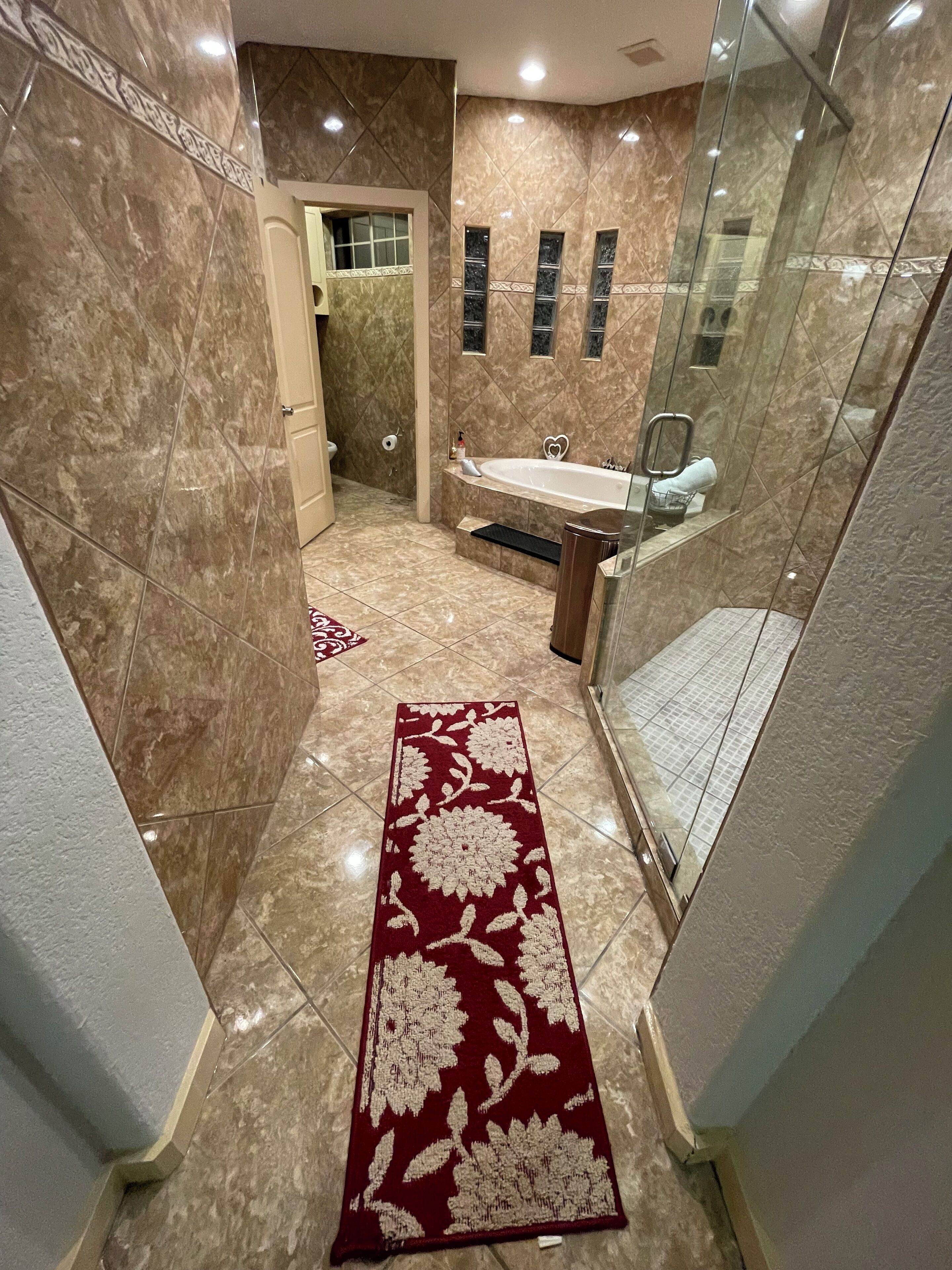 Casa de lujo | Baño | Artículos de higiene personal gratuitos, secador de pelo y albornoces