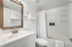 Hair dryer, towels, soap, shampoo - Queen Bed, Parking, Pool, Golf, Hospital, College.
 (Phoenix)