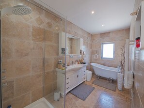 Sèche-cheveux, serviettes fournies