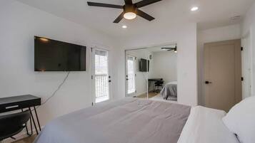 2 bedrooms, in-room safe, iron/ironing board, free WiFi