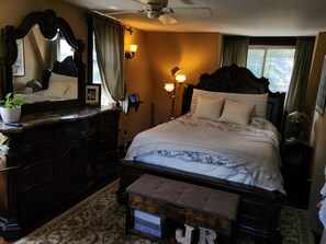 4 bedrooms, iron/ironing board, WiFi, bed sheets