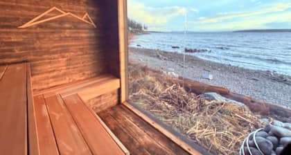 Coastal Storm Watching Retreat, Pet Friendly, Sauna (add-on) Hot Tub & Fireplace