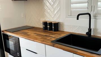 Réfrigérateur, micro-ondes, plaque de cuisson, bouilloire électrique