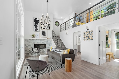 Jaw-dropping artistic mid-century modern home! Close to medical centers