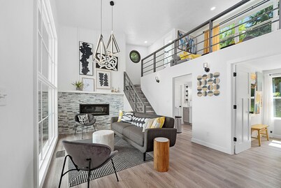 Jaw-dropping artistic mid-century modern home! Close to medical centers