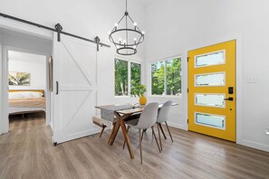 2 Schlafzimmer, Schreibtisch, Bügeleisen/Bügelbrett, WLAN