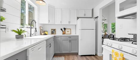 Geladeira, micro-ondas, fogão, cooktop