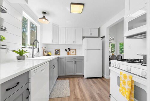 Jaw-dropping artistic mid-century modern home! Close to medical centers